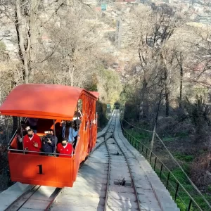 Funicular Santiago: Un viaje en ascensor patrimonial